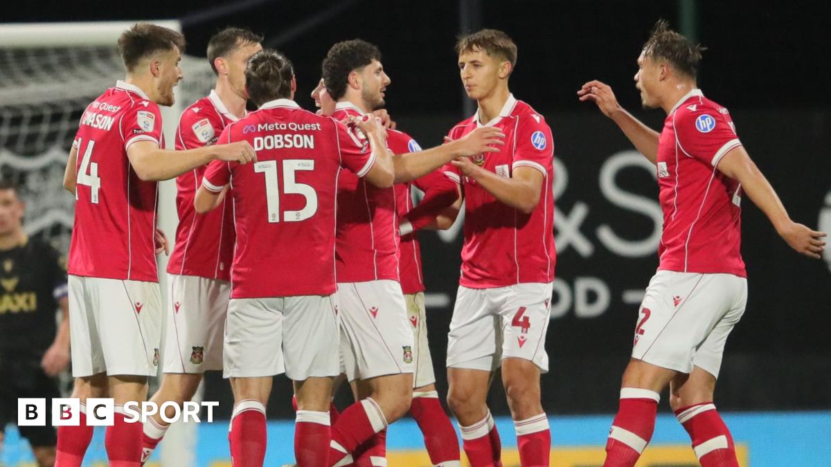 Wrexham players celebrate Nathan broadhead's goal