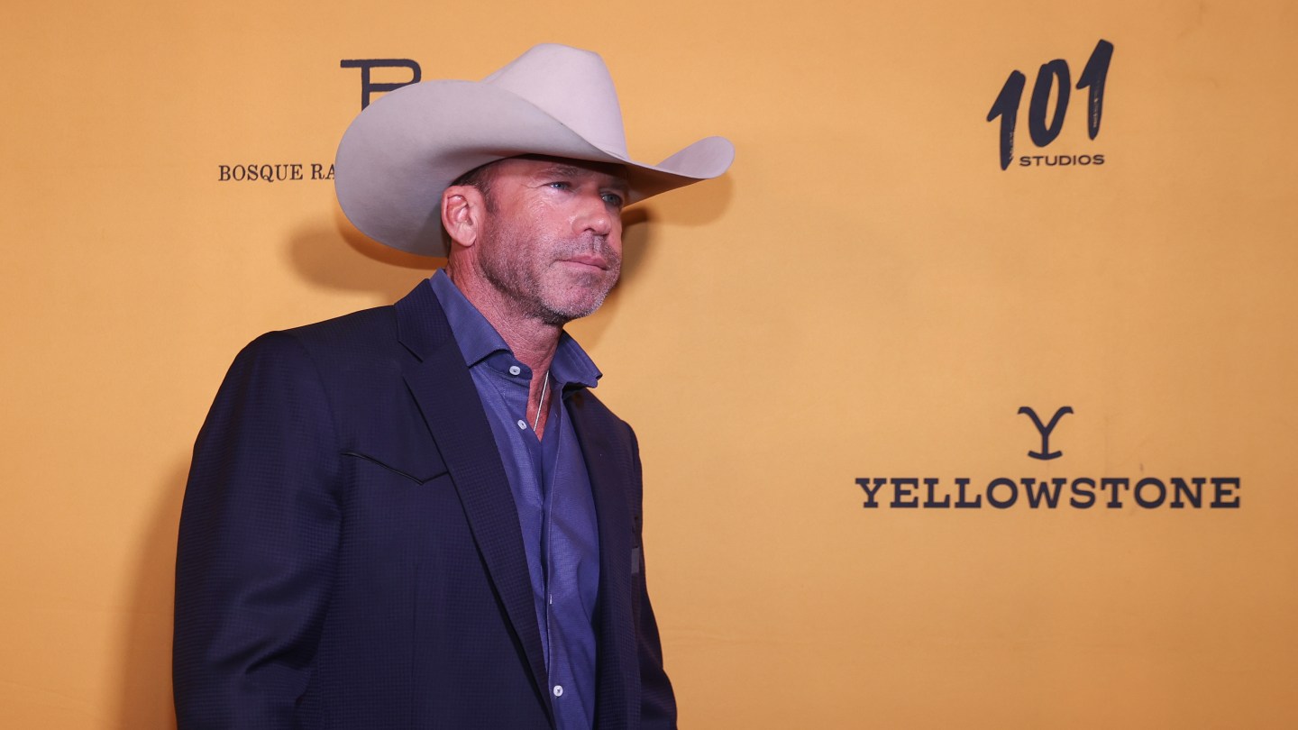 O criador do Yellowstone, Taylor Sheridan, deixa a Paramount para a NBCUniversal.