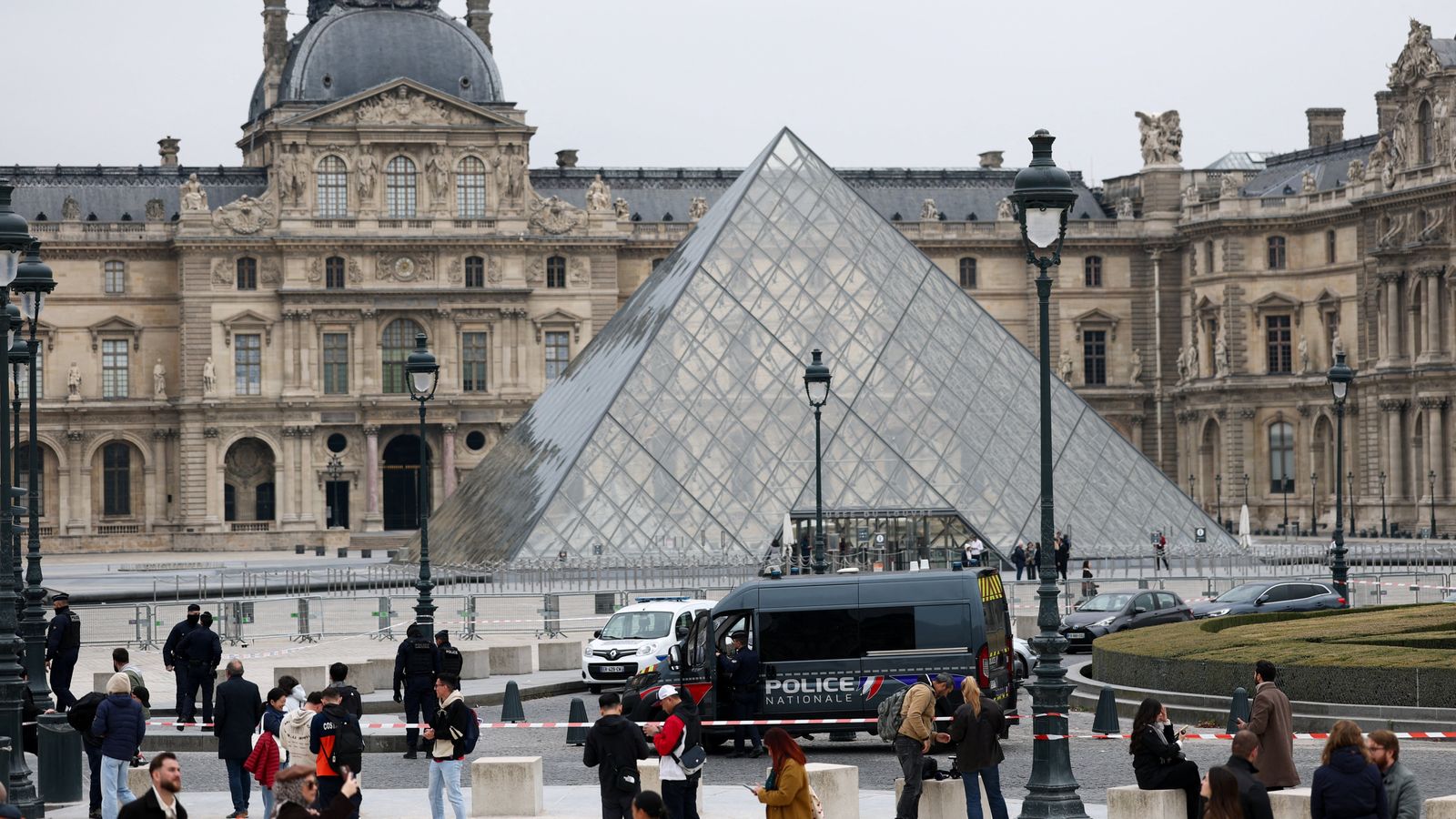 O que acontecerá com as joias roubadas do Louvre? Tudo o que sabemos sobre o ‘roubo da década’ | Notícias do mundo