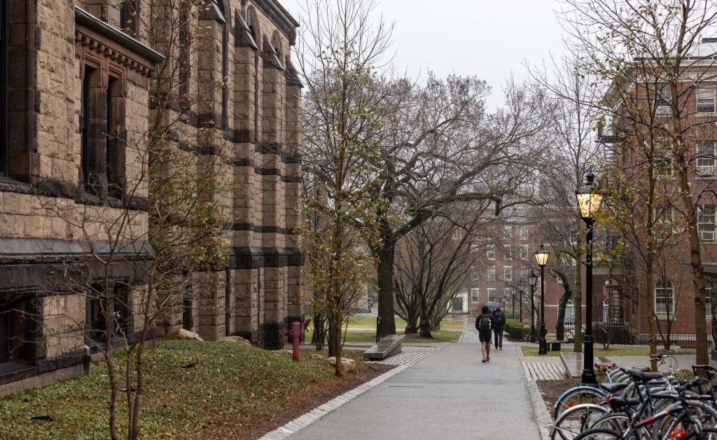 O que saber sobre o 'pacto' de financiamento de Trump para faculdades