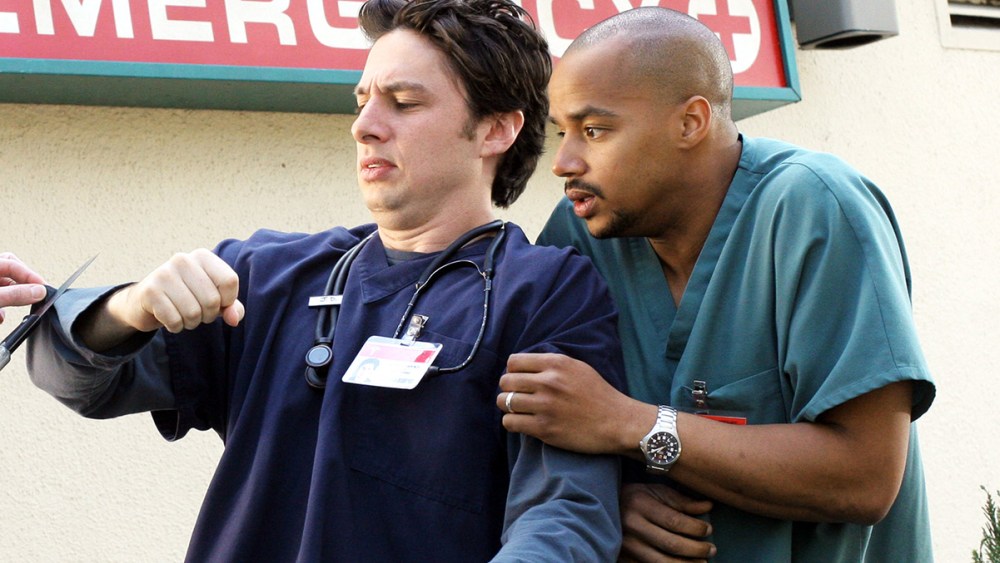 O showrunner de 'Scrubs' Revival, Tim Hobert, sai, Aseem Batra permanece