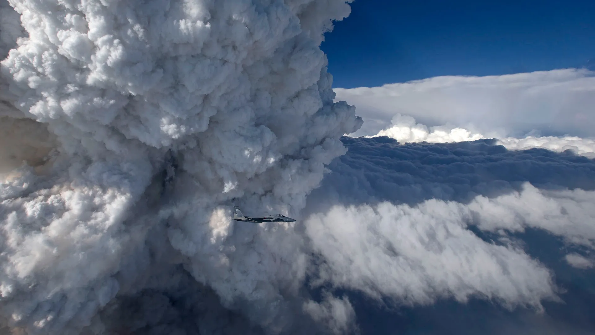 Os cientistas acabaram de recriar um incêndio que fez seu próprio clima