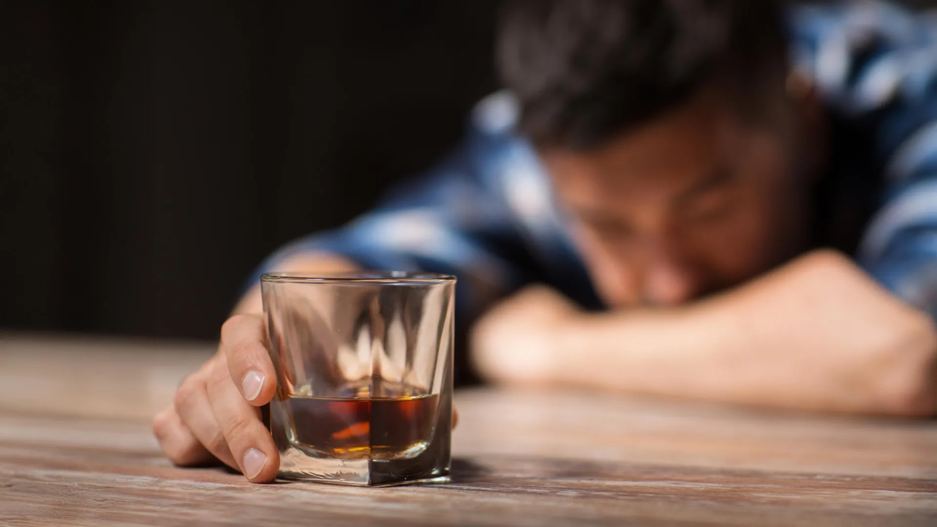 Os cientistas encontram circuito cerebral que prende os usuários de álcool no ciclo vicioso do vício