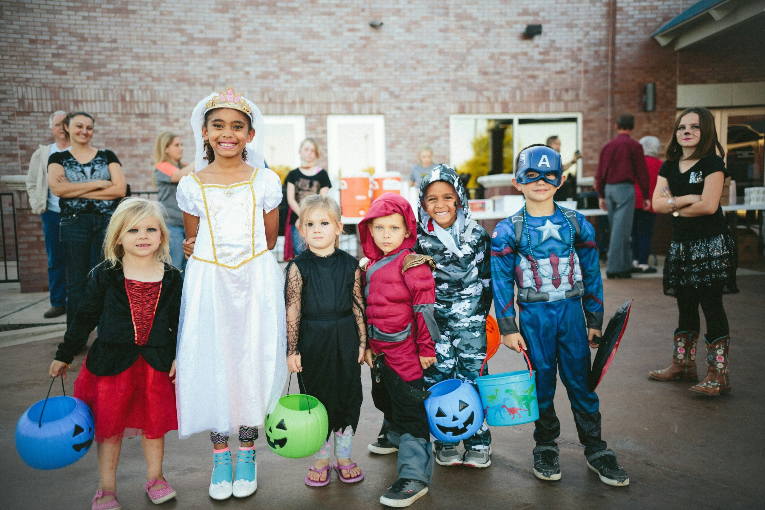 Os doces de Halloween deixarão meu filho hiperativo? Especialistas explicam a ciência