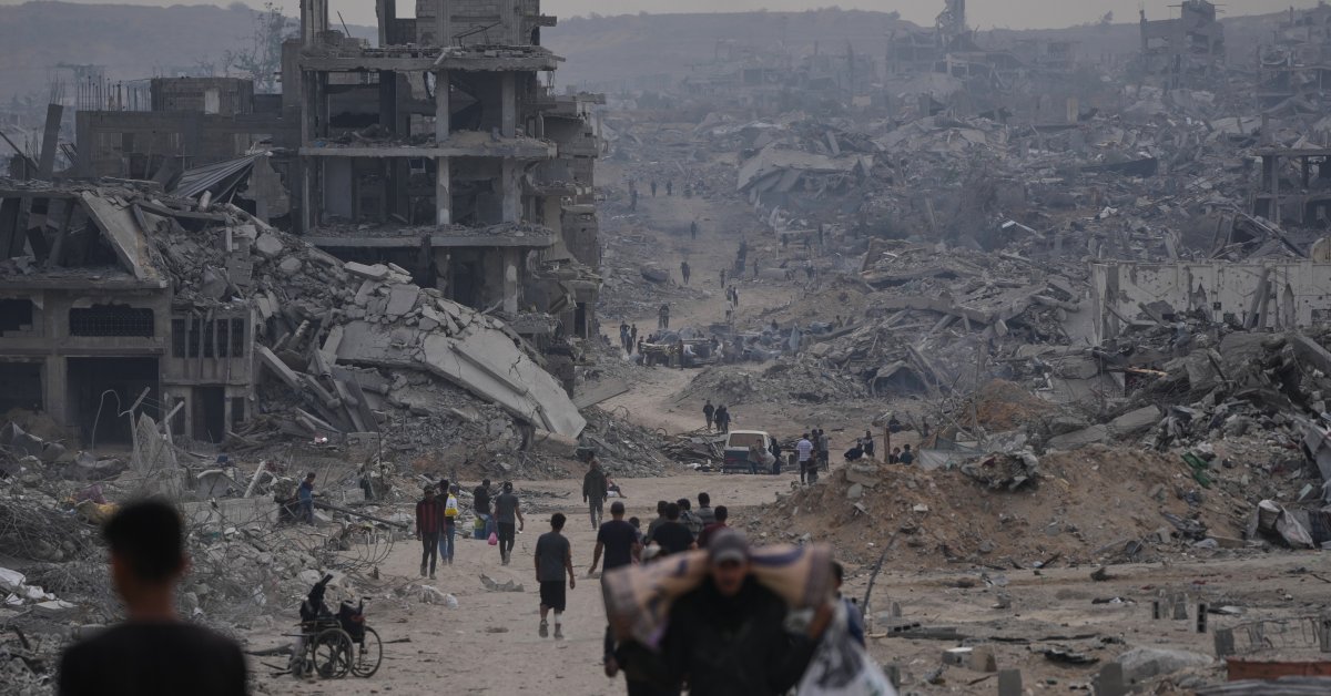 Palestinos retornam às ruínas em Gaza enquanto Trump espera encontrar reféns