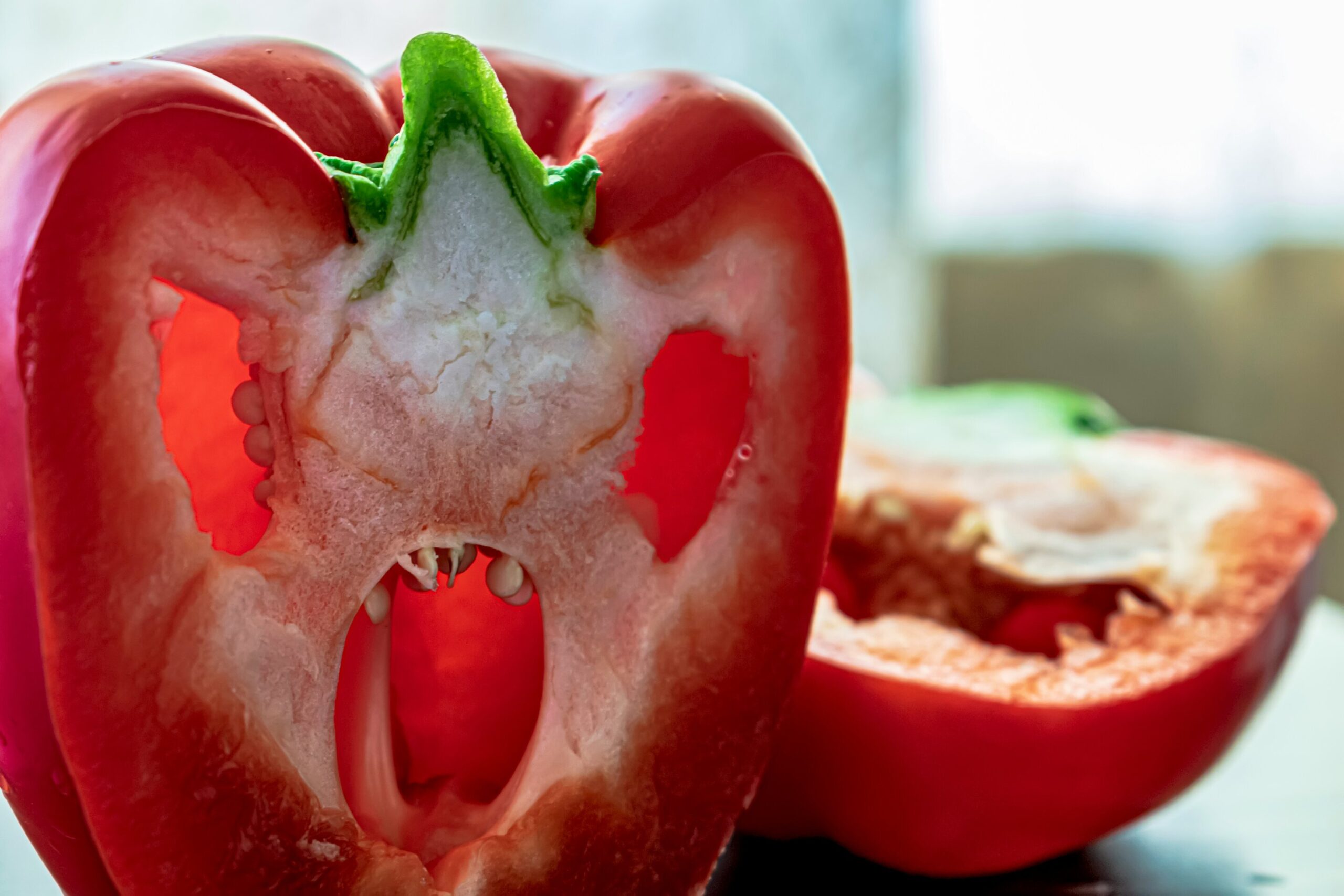 Pessoas com esta rara condição visual veem rostos ilusórios com mais frequência, mostra novo estudo