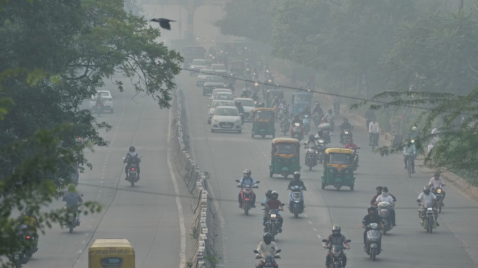 Commuters drive to work amidst morning smog a day after Diwali festival in New Delhi, India. Pic: AP