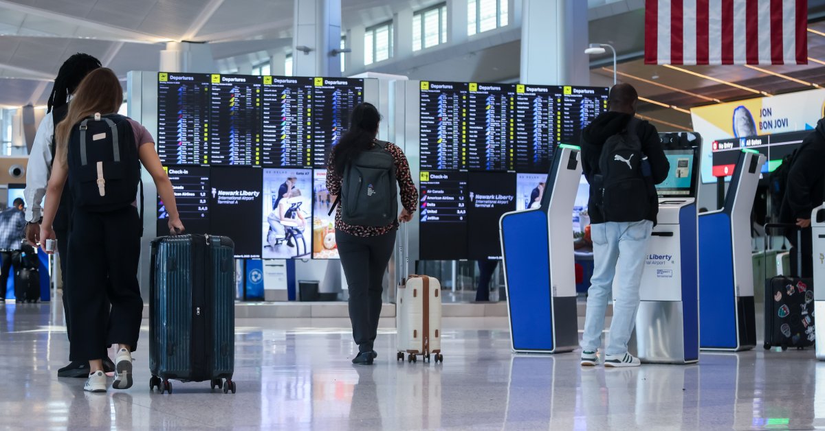 Por que as autoridades de Trump estão emitindo avisos de segurança em viagens aéreas