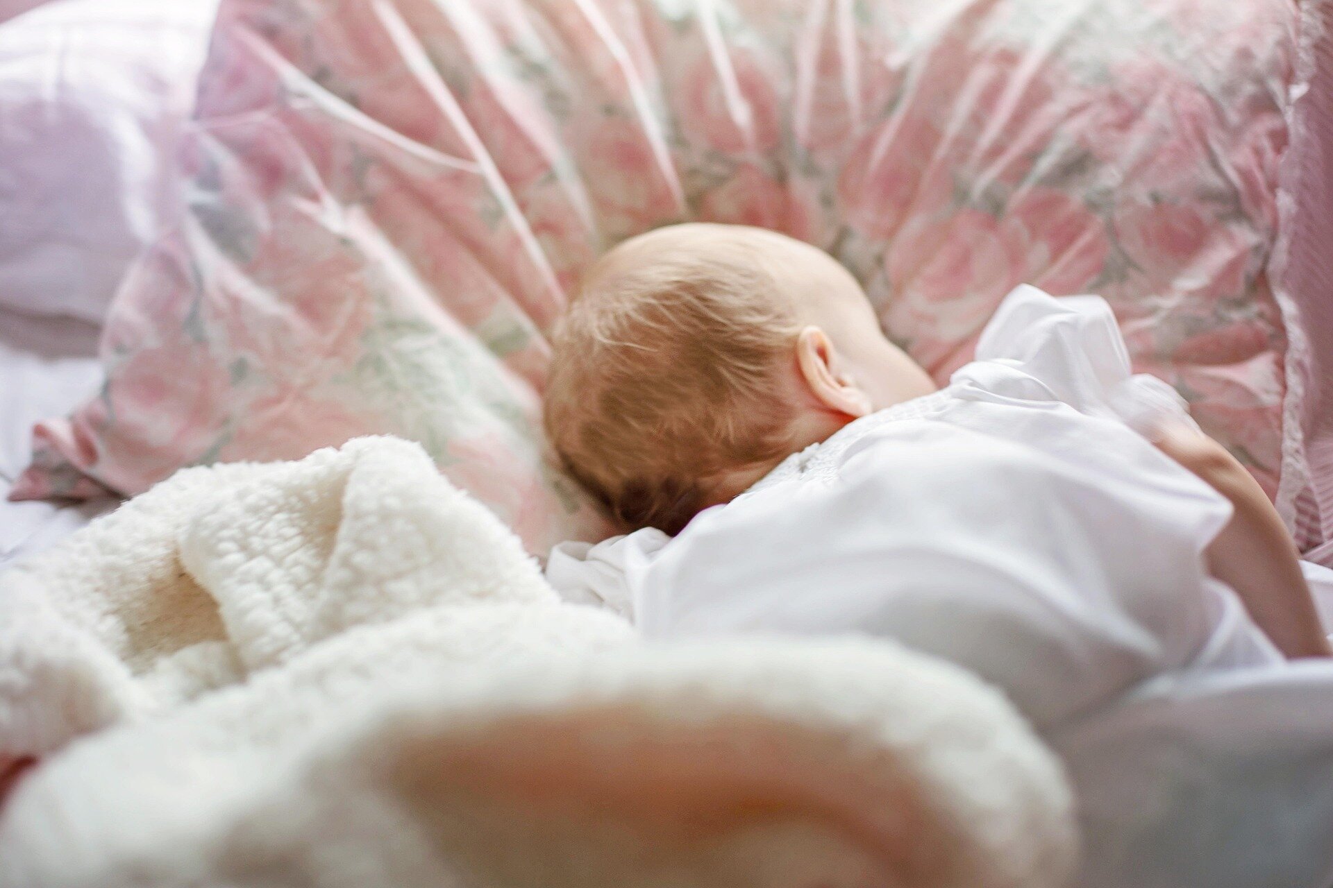Práticas de sono durante doenças infantis podem aumentar o risco de morte súbita infantil