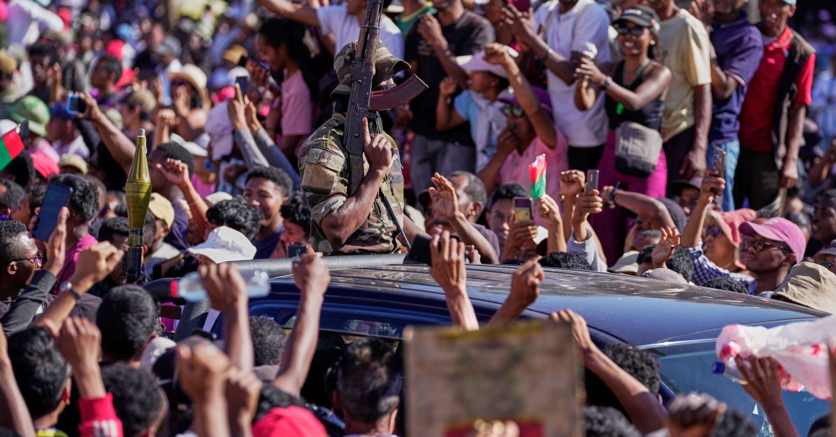 Presidente de Madagascar foge enquanto manifestantes da Geração Z derrubam outro governo