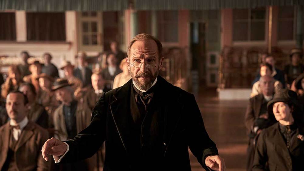Ralph Fiennes conduz um oratório anti-guerra