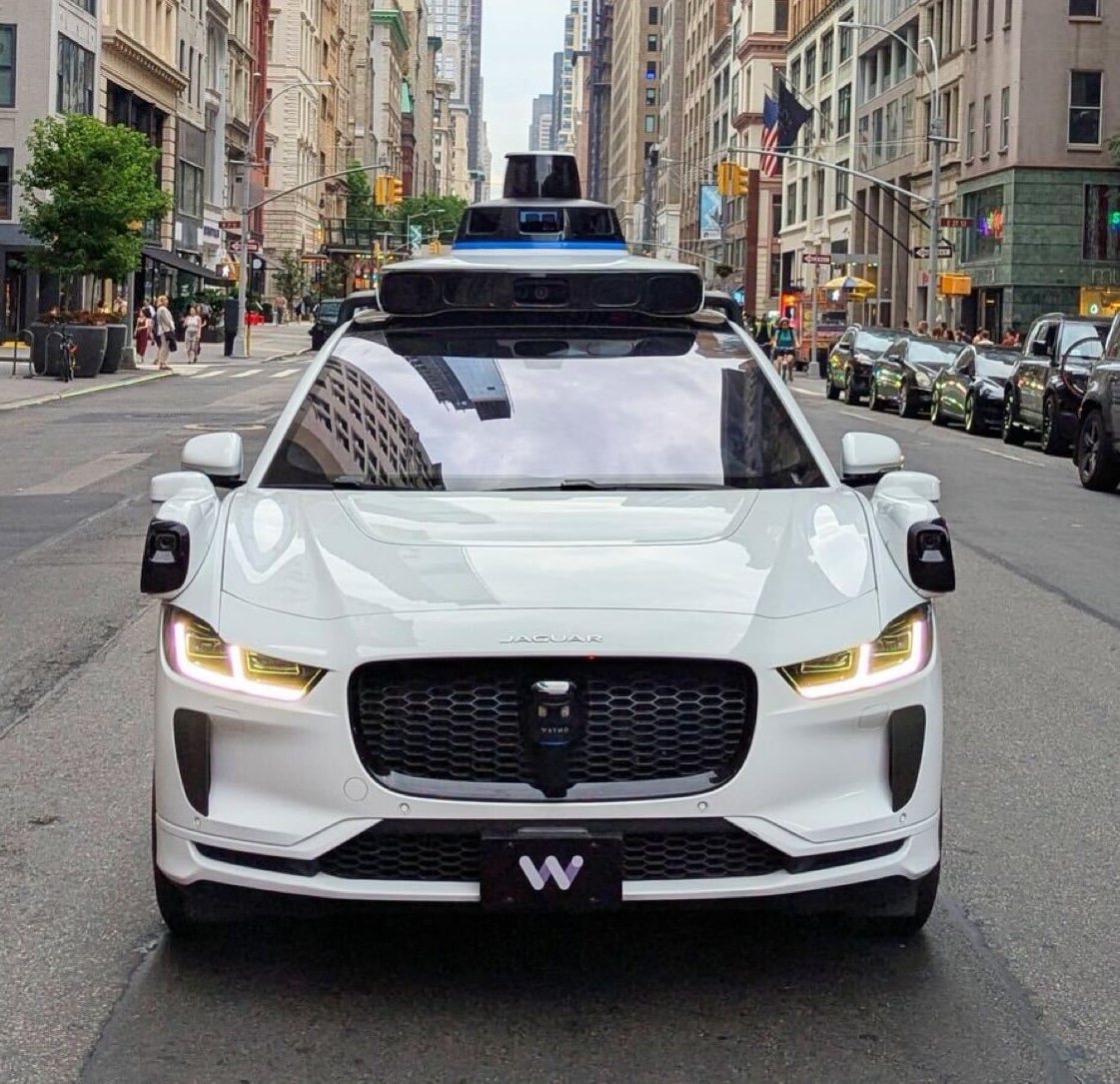 Reguladores investigam Waymo depois que seu robotáxi contornou um ônibus escolar parado