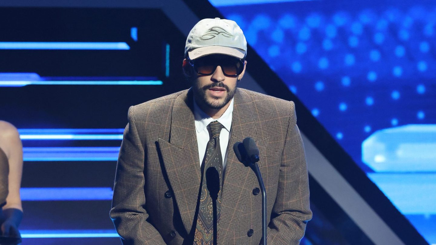 Rita Moreno homenageia Bad Bunny no Latin Billboard Music Awards de 2025
