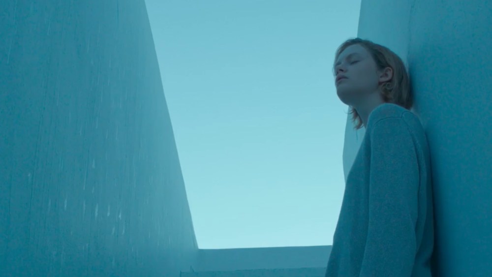 'Satisfação' desenterra trauma enterrado de casal em férias na ilha grega