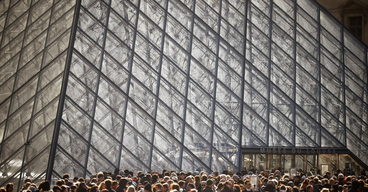 Suspeitos de assalto ao Louvre são presos, um deles enquanto tentavam deixar a França