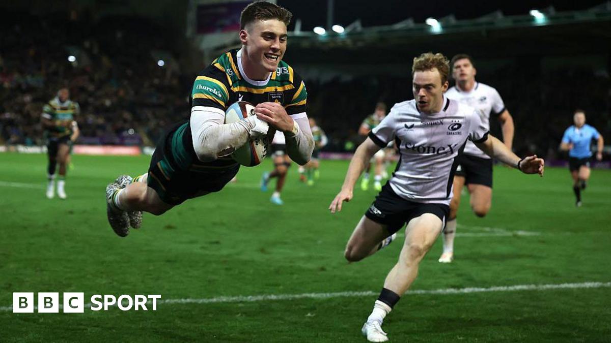 Tommy Freeman diving to score a try