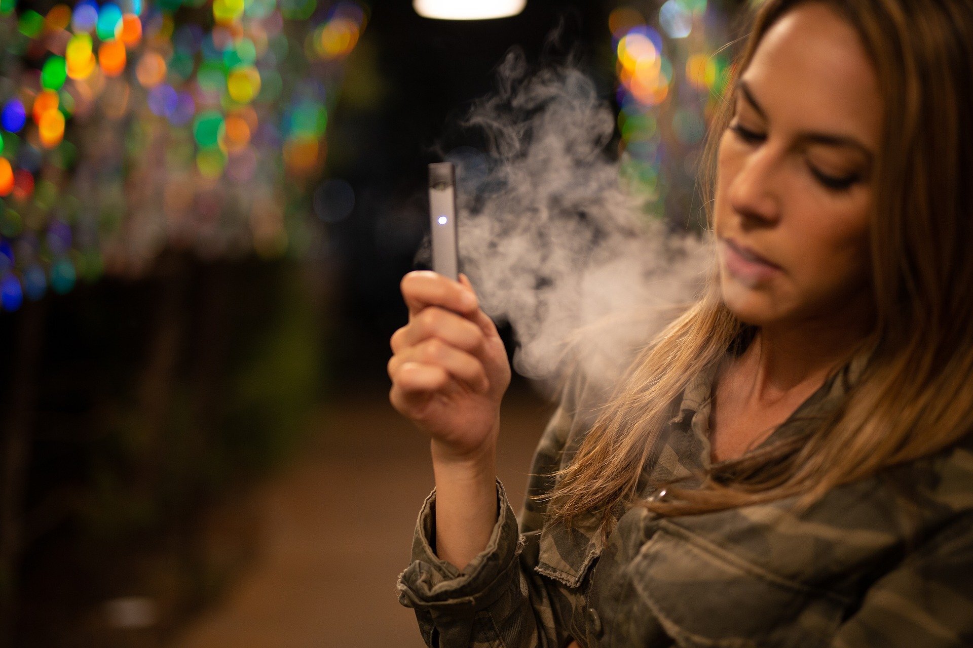 Toxinas ocultas nos fluidos do cigarro eletrônico podem danificar as células pulmonares
