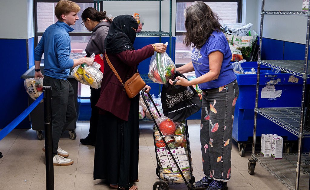 Tribunais determinam que Trump deve continuar pagando benefícios do SNAP em meio à paralisação