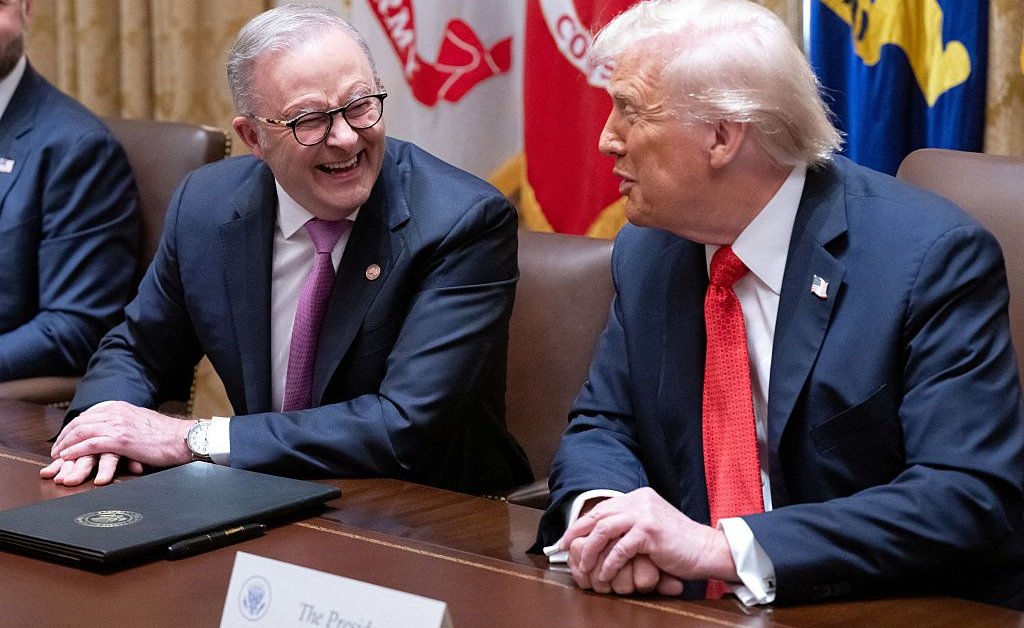 Trump assina acordo de terras raras com a Austrália e promete acelerar encomendas nucleares
