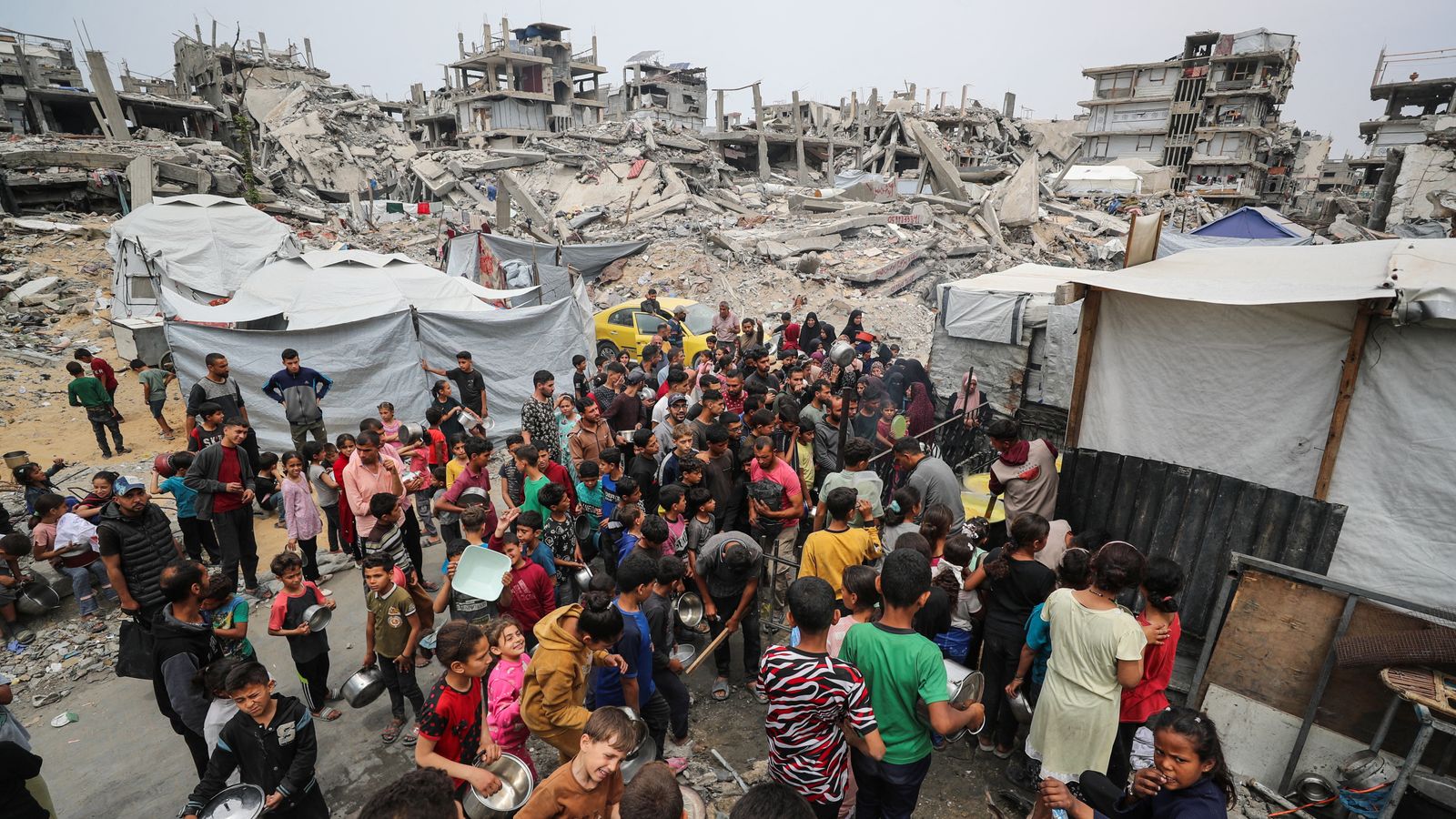 Trump diz a Israel 'Pare de bombardear Gaza' - como o Hamas concorda em liberar reféns israelenses e para partes da paz | Notícias do Reino Unido