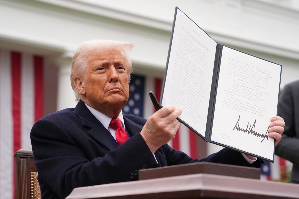 Trump revida as restrições aos minerais de terras raras da China, ameaçando tarifas de 100%