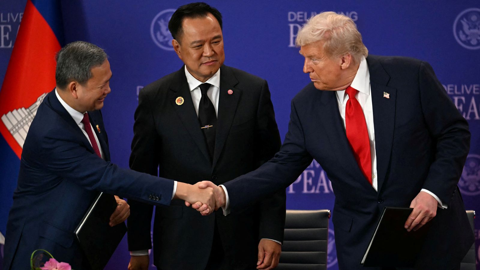 Cambodian PM Hun Manet shakes hands with Donald Trump alongside Thai PM Anutin Charnvirakul (C). Pic: Reuters