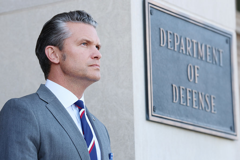 O secretário da Guerra, Pete Hegseth, recebe o ministro da Defesa do Canadá, David McGuinty, no Pentágono