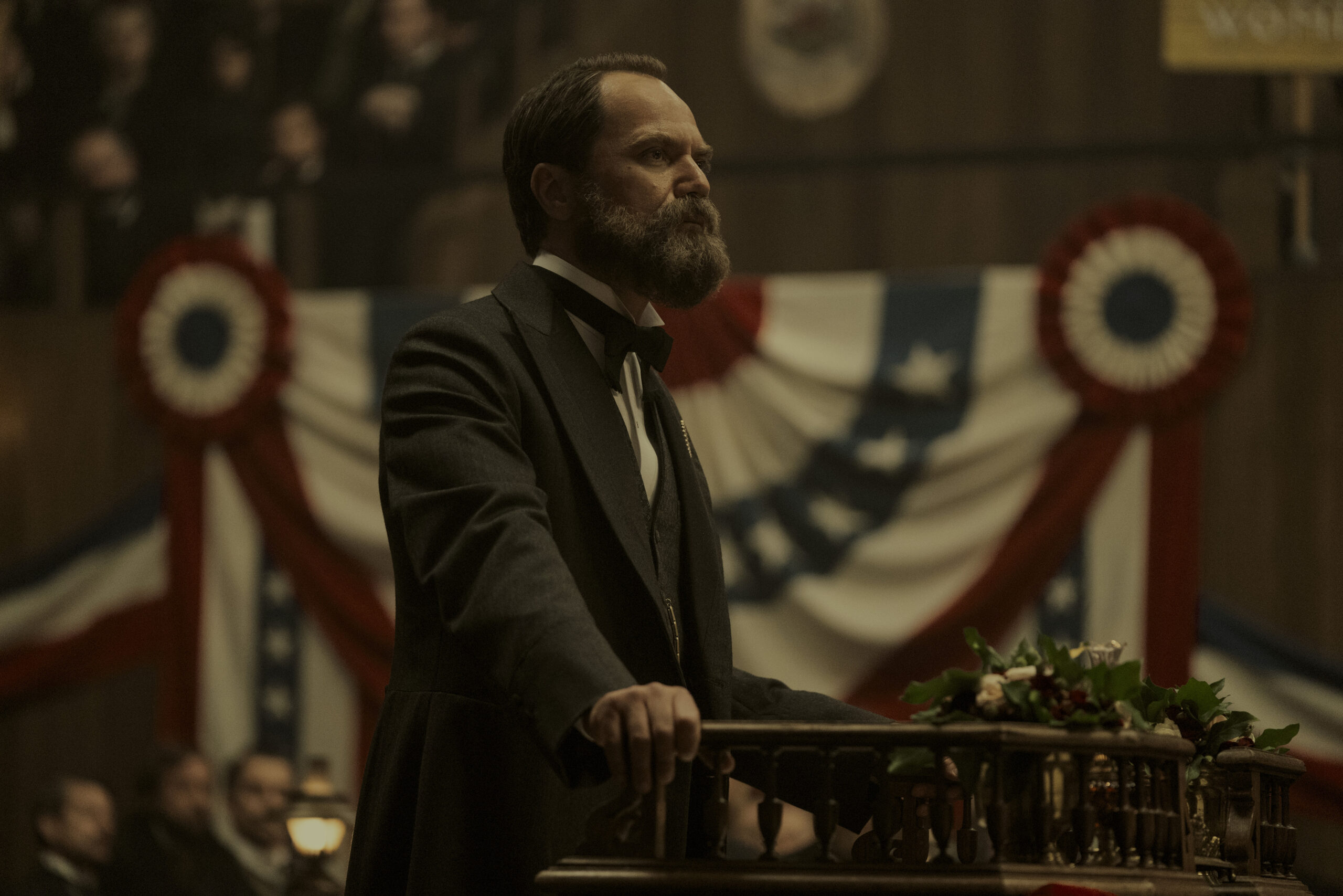 Michael Shannon como James Garfield no drama da Netflix, Death by Lightning.
