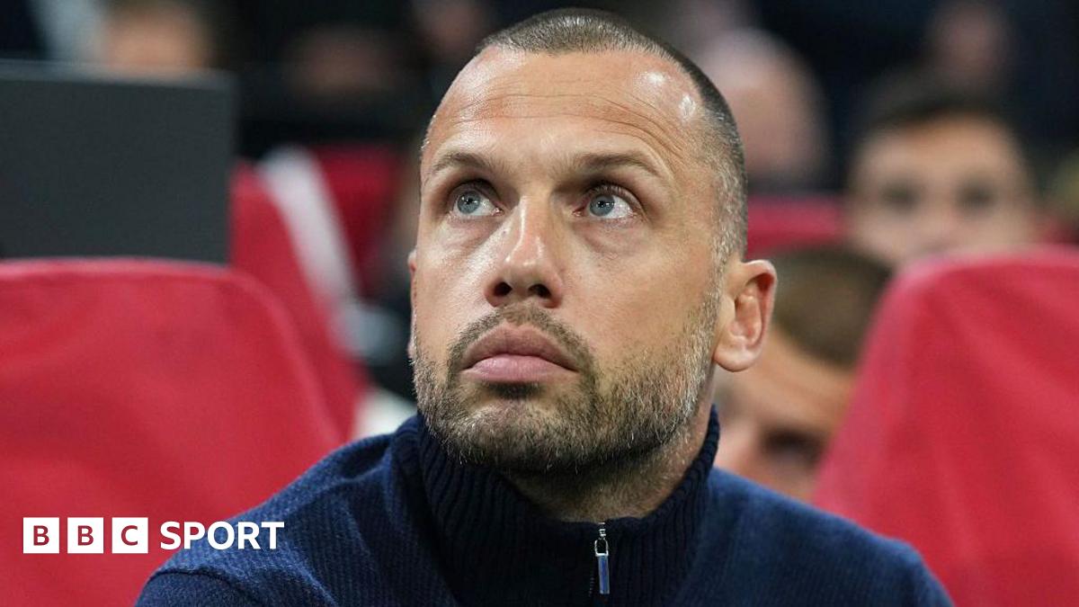 Ajax demitirá o técnico John Heitinga menos de seis meses após a saída do Liverpool