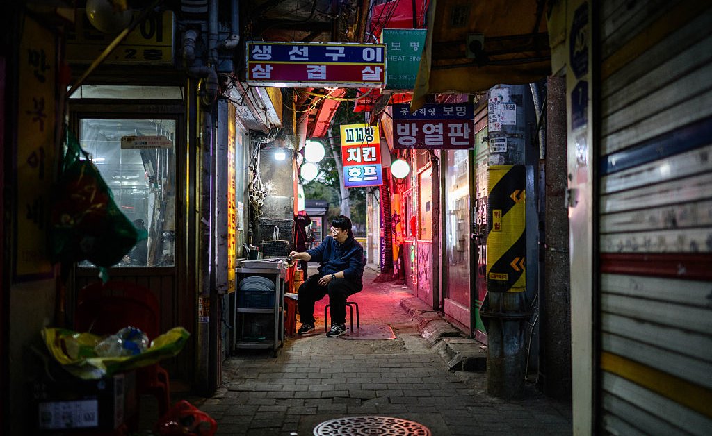 Alguns restaurantes Bemoan Solo Diners. Outros os estão abraçando