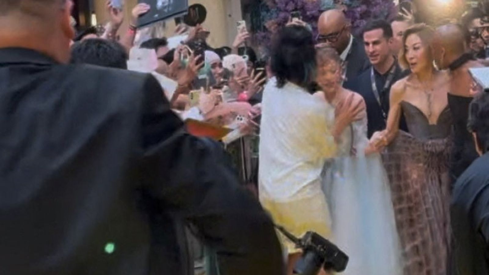 Ariana Grande é atropelada por intruso no tapete vermelho na estreia de Wicked: For Good | Notícias sobre Entidades e Artes