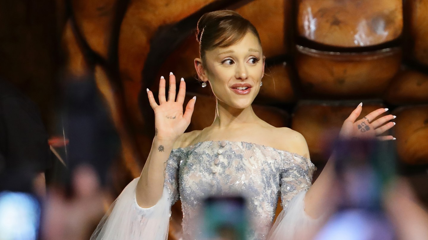 Ariana Grande revela que tem COVID em meio a Wicked Press Tour