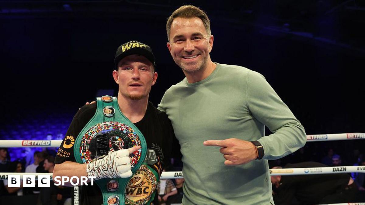 Dalton Smith stands next to Eddie Hearn
