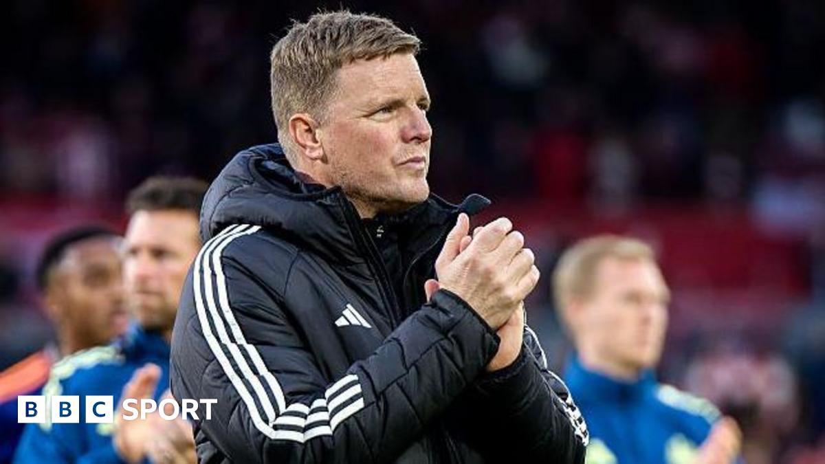 Eddie Howe applauds Newcastle United fans after the 3-1 defeat against Brentford at the Gtech Community Stadium