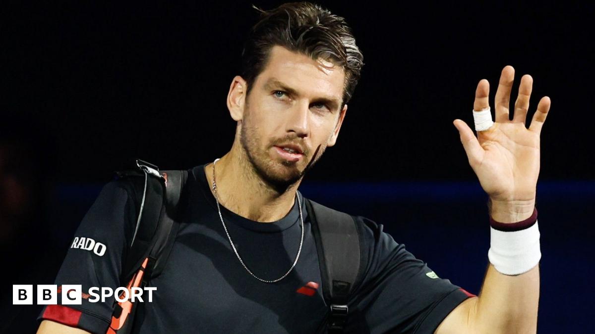 Cameron Norrie waves to the crowd