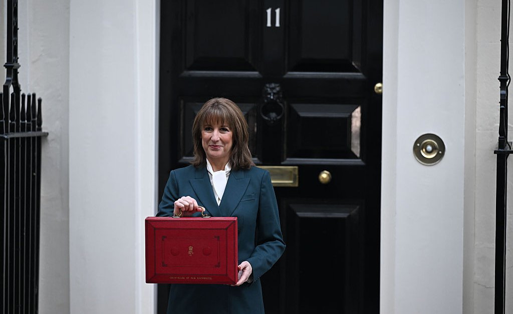 Chanceler do Reino Unido, Rachel Reeves, divulga orçamento de último recurso