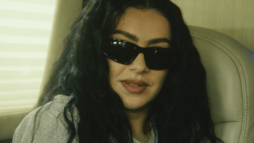 Charli xcx estrela como estrela pop em ascensão no filme A24