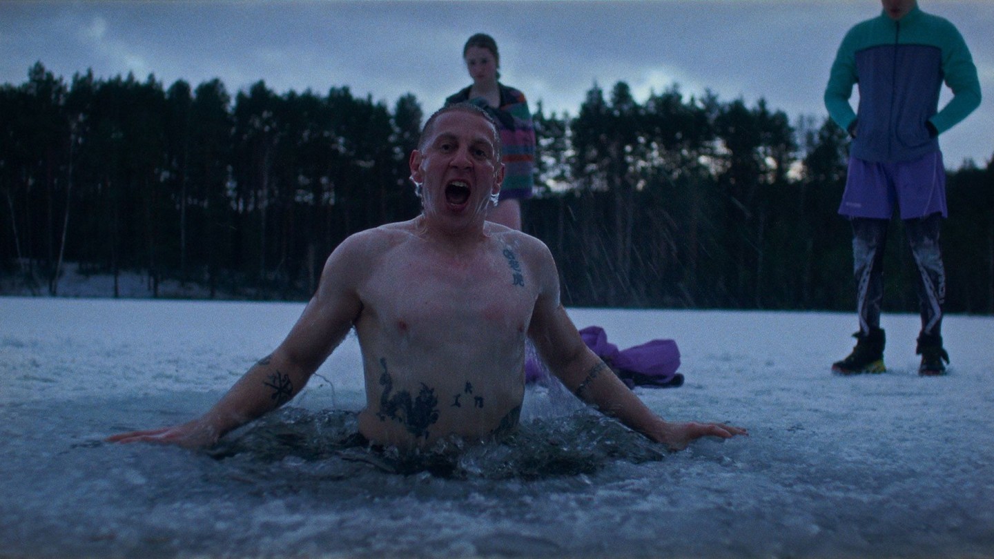 'China Sea', sobre um campeão de artes marciais cancelado, atinge você no estômago