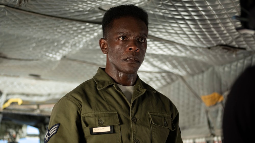 Chris Chalk no papel de Dick Hallorann