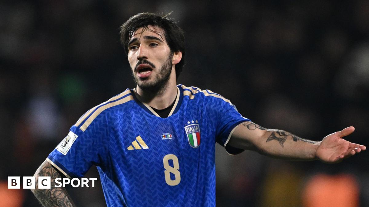 Gennaro Gattuso in the dugout next to an Italy flag