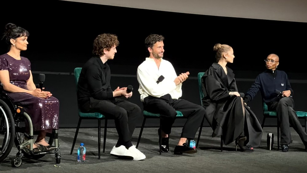 Cynthia Erivo e Ariana Grande refletem sobre Wicked após susto no tapete vermelho