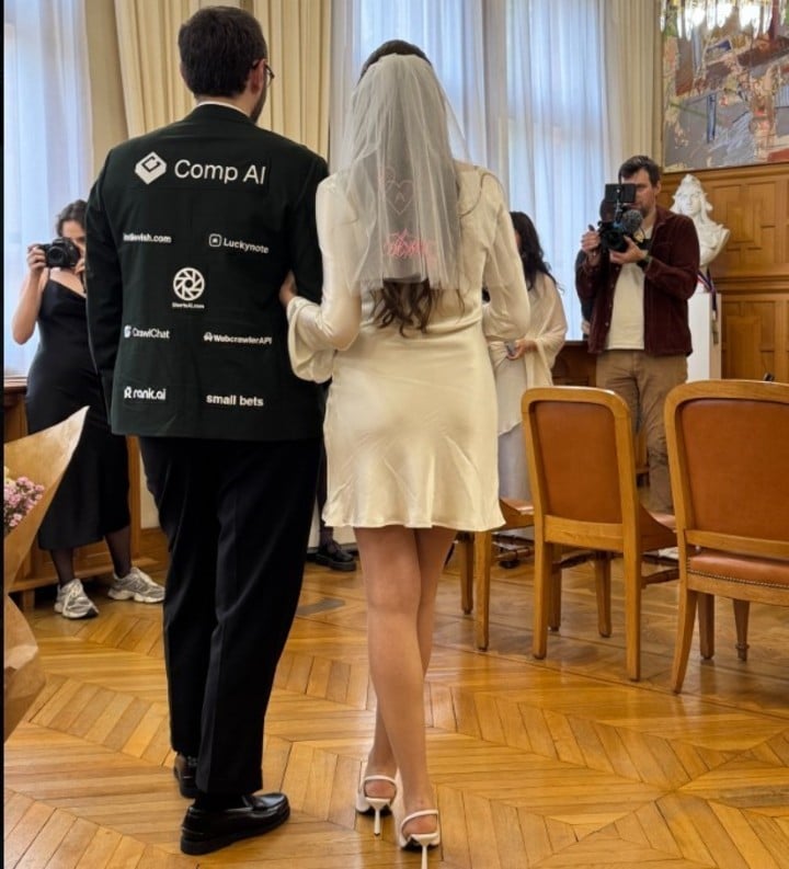 Empreendedor de tecnologia financia casamento vendendo anúncios em seu paletó Oddity Central – Coletando curiosidades