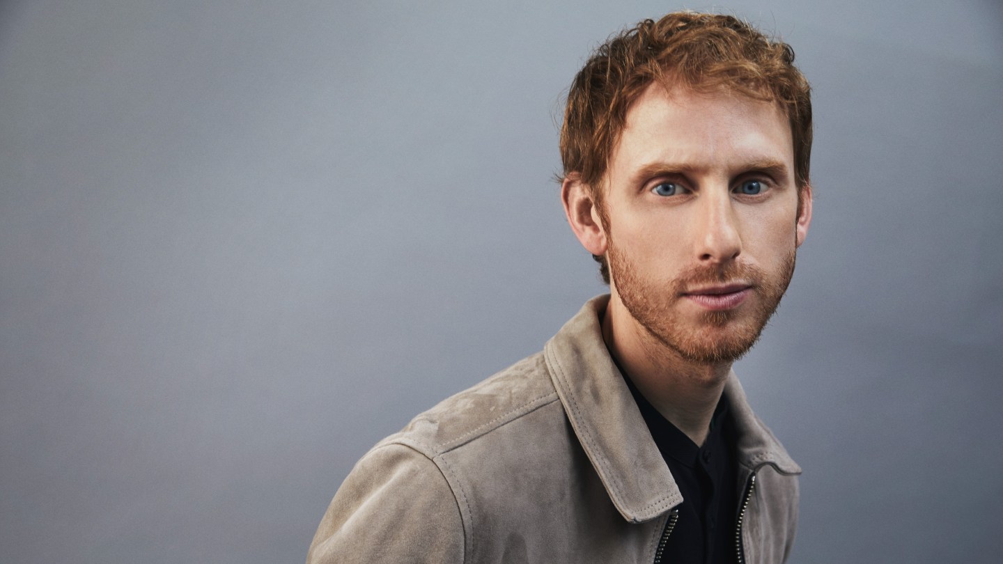 Entrevista com Robert Emms sobre 'The Choral', Ralph Fiennes, Atuação, 'Andor'