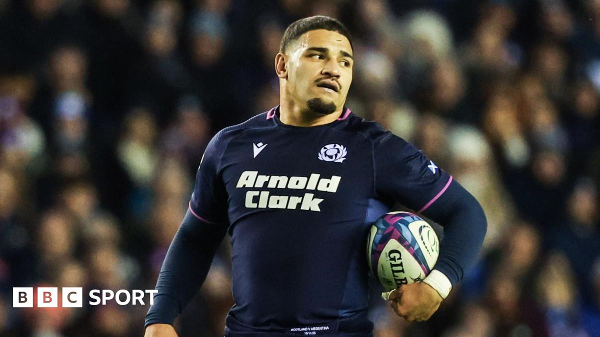 Sione Tuipulotu talks to teammates after defeat by Argentina