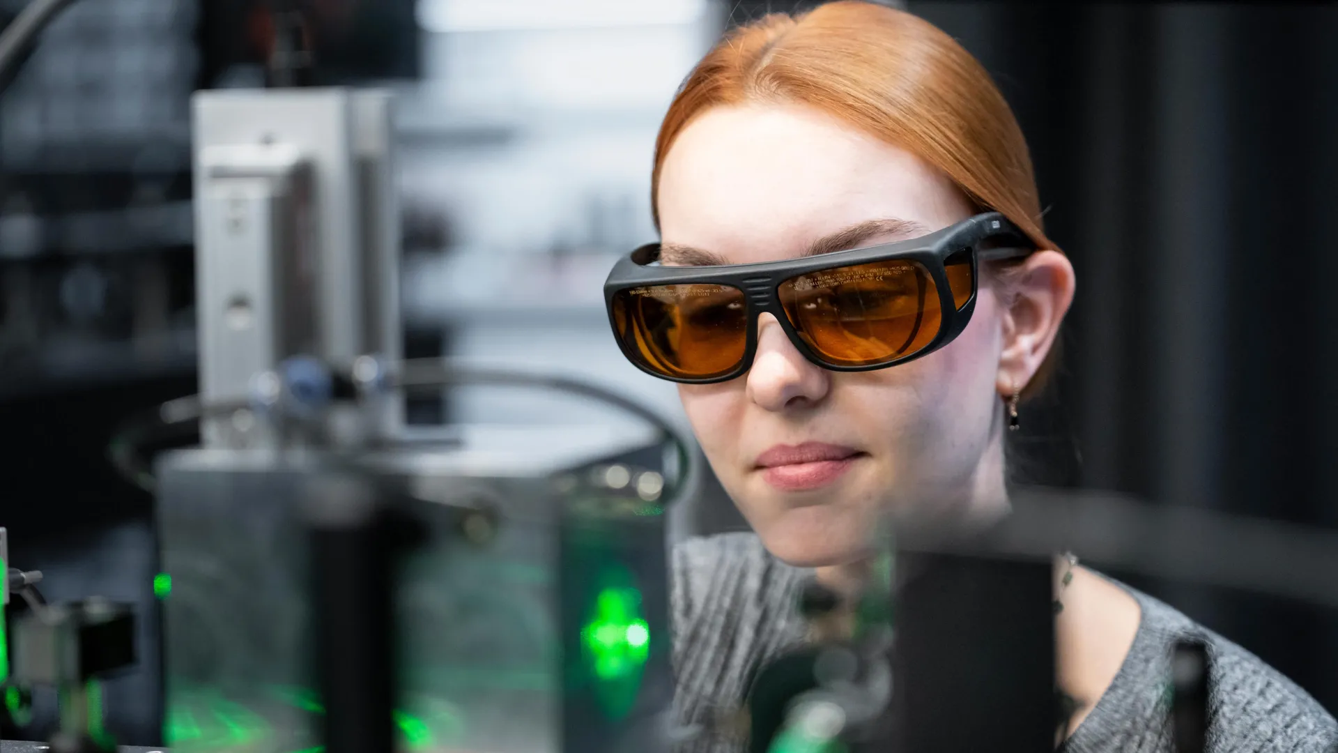 Esta partícula brilhante em uma armadilha de laser pode revelar como o raio começa