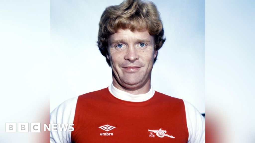 Ex-jogador de futebol do Aberdeen e Arsenal Willie Young morre aos 73 anos