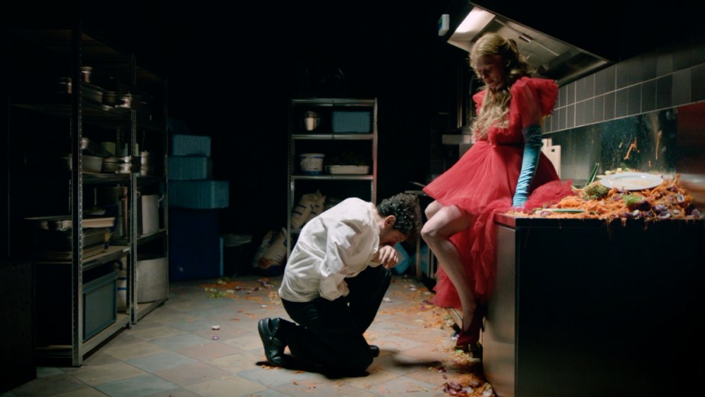 Hille Norden estreia com Buzzy 'Easy Girl', em Trauma and Friendship