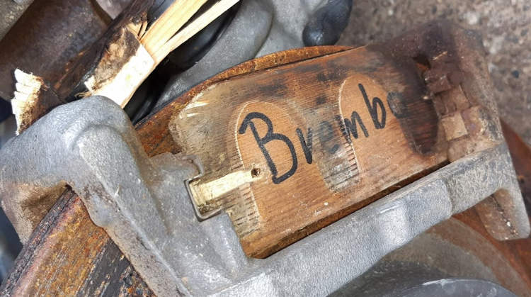 Homem descobre que SUV de luxo recém-comprado tem almofadas de madeira