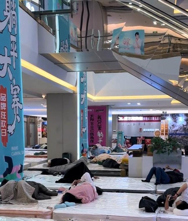 Homem vence concurso de 'Lying Flat' deitando-se em um colchão por 33 horas seguidas