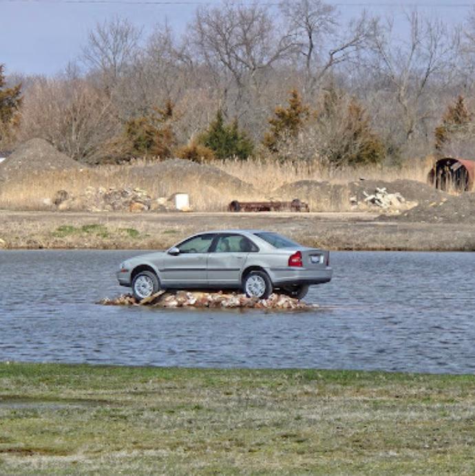 Ilha Volvo – Como um sedã sueco ficou preso no meio de um lago artificial